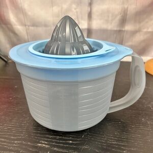 Tupperware 8 Cup Mix And Store With Grater And Citrus Reemer Attachments